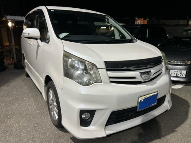 TOYOTA NOAH 2013