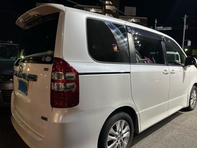 TOYOTA NOAH 2013