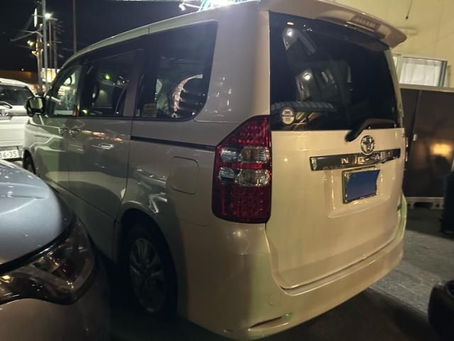 TOYOTA NOAH 2013