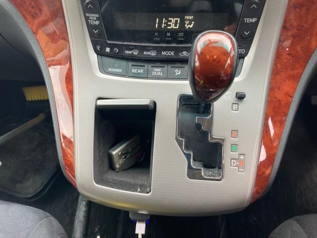 TOYOTA VELLFIRE 2010