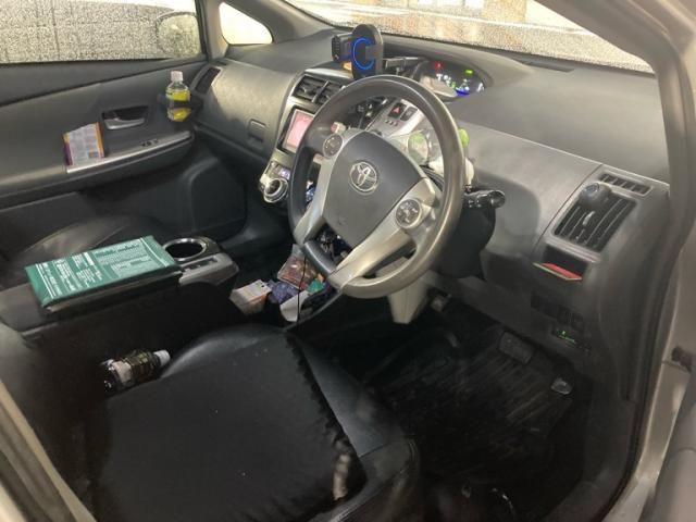 TOYOTA PRIUS Alpha 2012