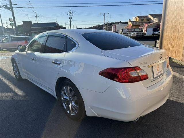 NISSAN FUGA HYBRID 2011