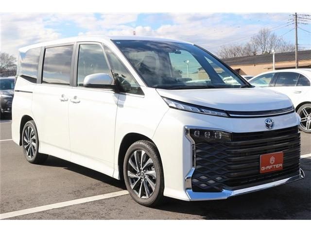 TOYOTA VOXY HYBRID 2025