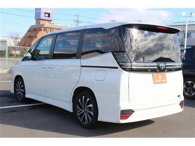 TOYOTA VOXY HYBRID 2025