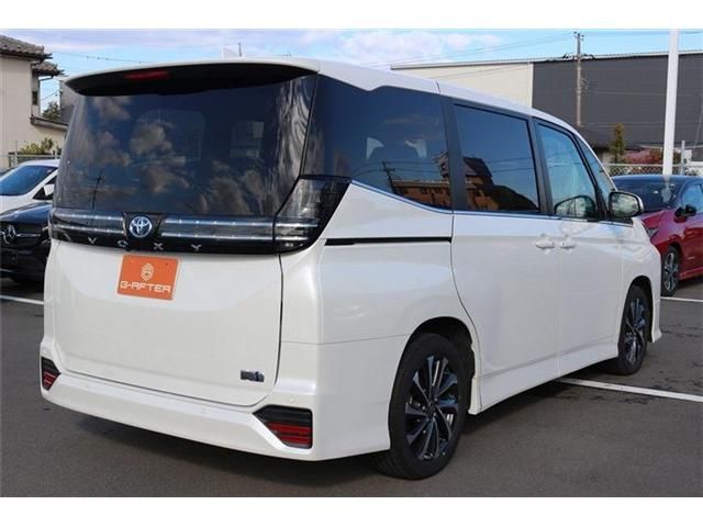 TOYOTA VOXY HYBRID 2025