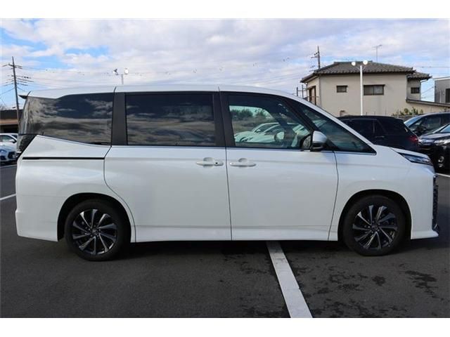 TOYOTA VOXY HYBRID 2025