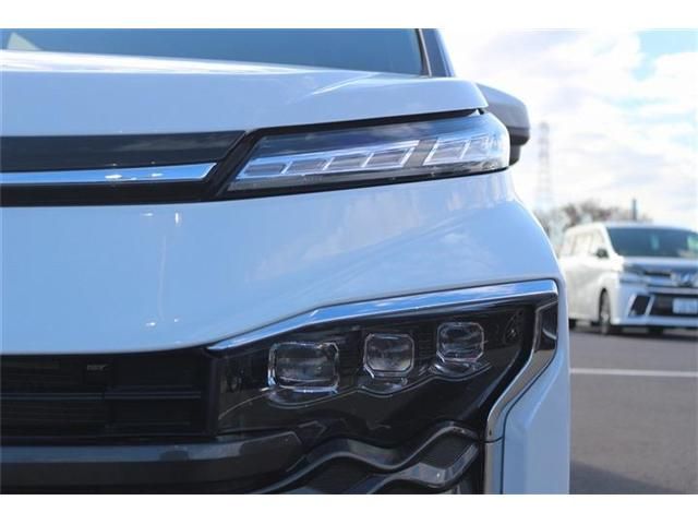 TOYOTA VOXY HYBRID 2025