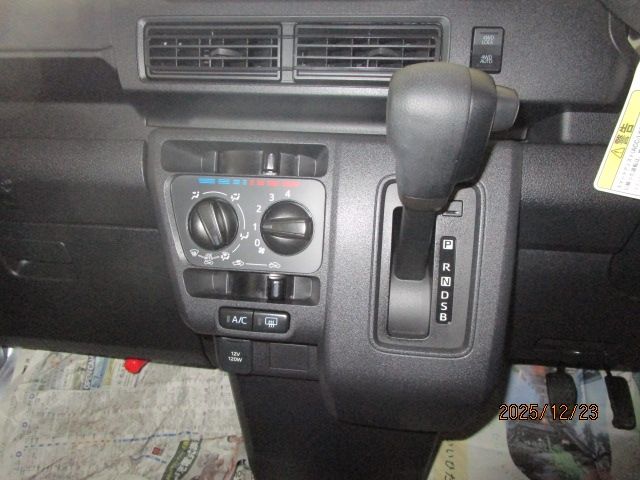 DAIHATSU HIJET CARGO 4WD 2024