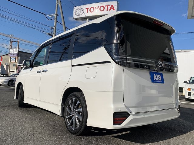 TOYOTA VOXY 2022