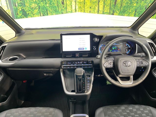 TOYOTA VOXY HYBRID 2024