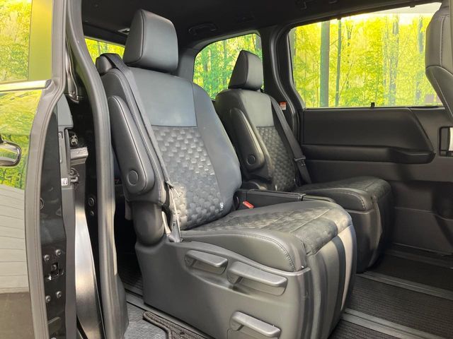 TOYOTA VOXY HYBRID 2024