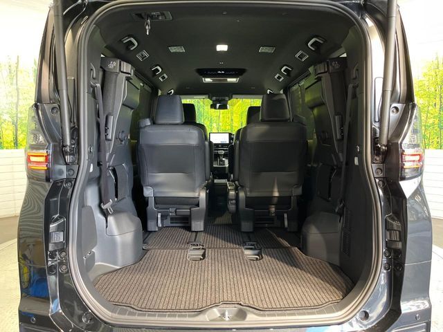 TOYOTA VOXY HYBRID 2024