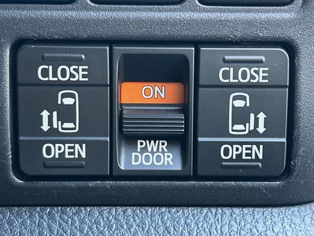 TOYOTA VOXY HYBRID 2017