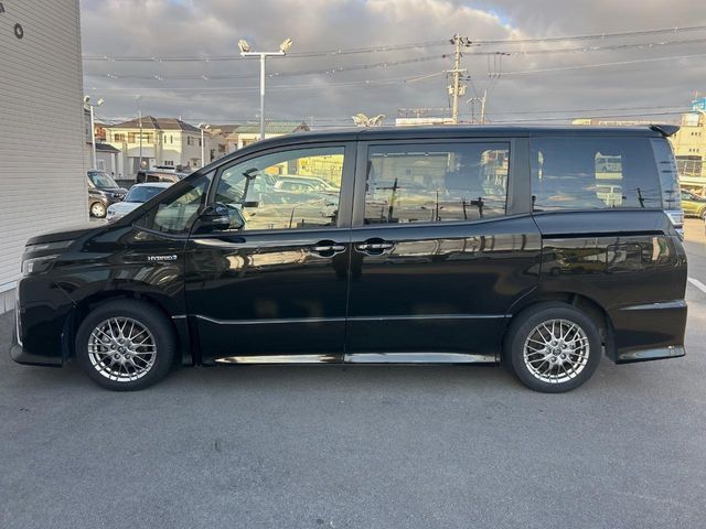 TOYOTA VOXY HYBRID 2017