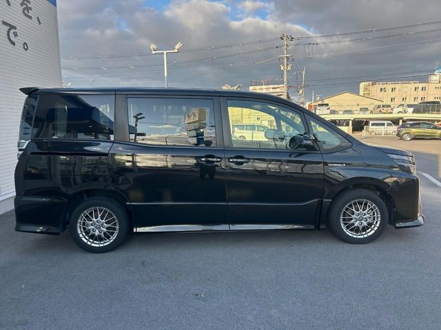 TOYOTA VOXY HYBRID 2017