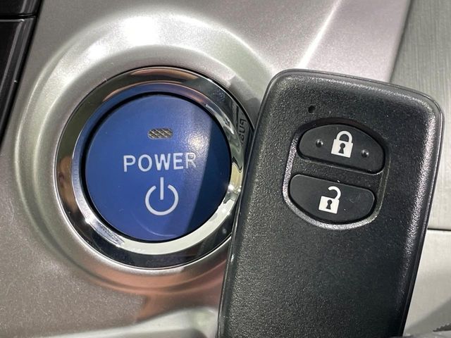 TOYOTA PRIUS Alpha 2013