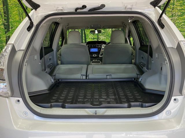 TOYOTA PRIUS Alpha 2013