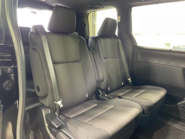 TOYOTA VOXY HYBRID 2018