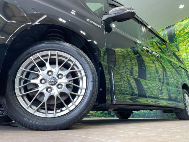 TOYOTA VOXY HYBRID 2018