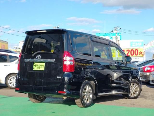 TOYOTA VOXY 2013