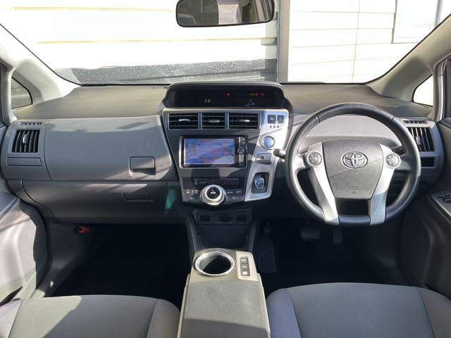 TOYOTA PRIUS Alpha 2012