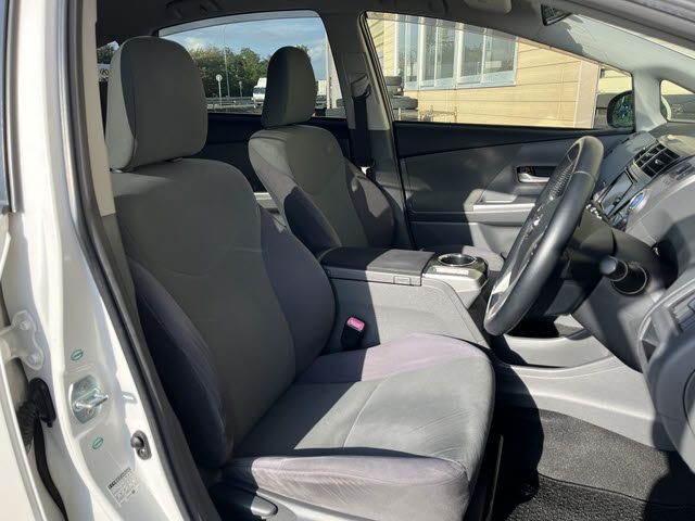 TOYOTA PRIUS Alpha 2012