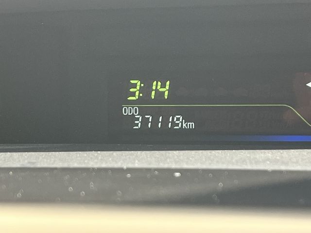 TOYOTA PRIUS Alpha 2012