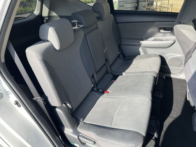 TOYOTA PRIUS Alpha 2012