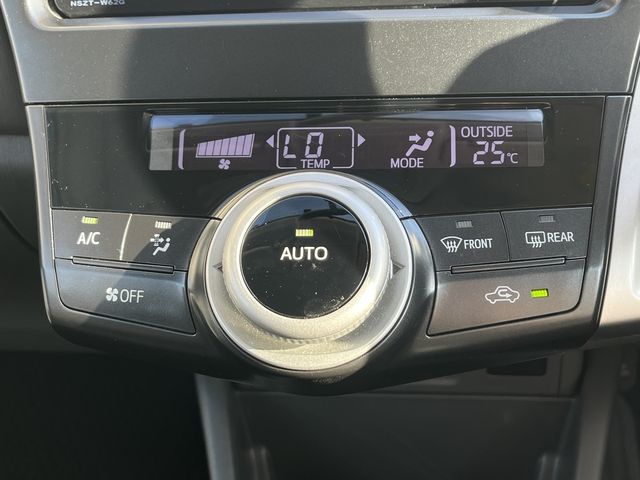 TOYOTA PRIUS Alpha 2012