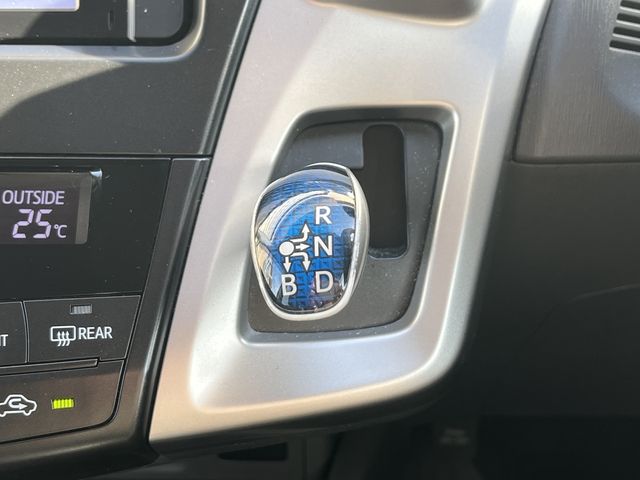 TOYOTA PRIUS Alpha 2012