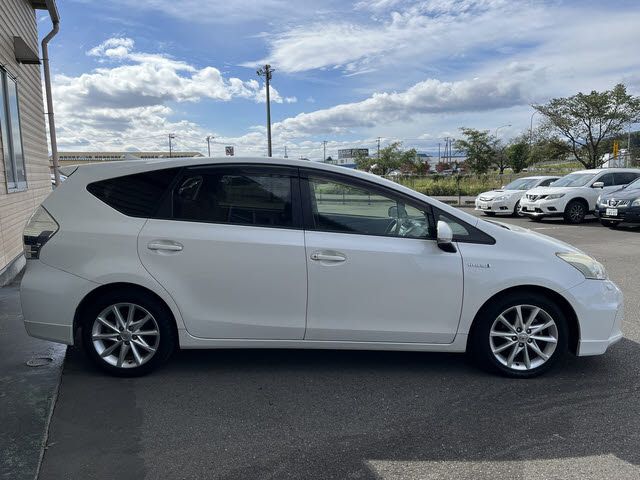 TOYOTA PRIUS Alpha 2012