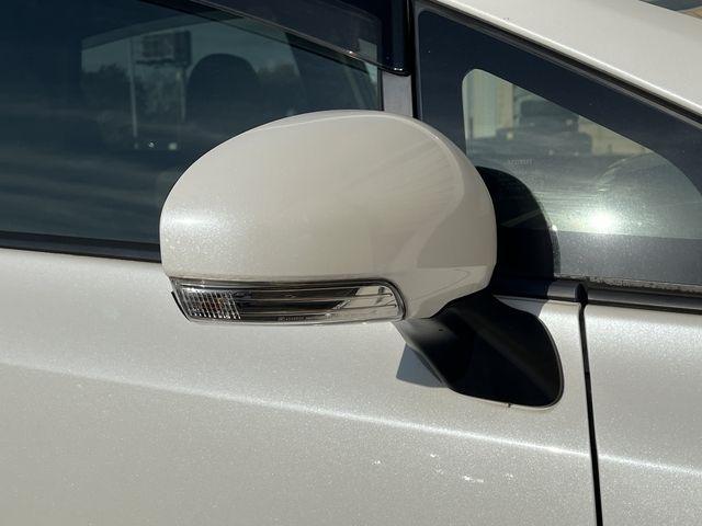 TOYOTA PRIUS Alpha 2012