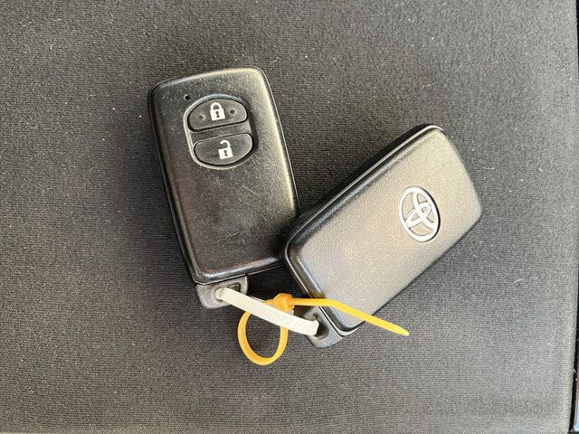 TOYOTA PRIUS Alpha 2012