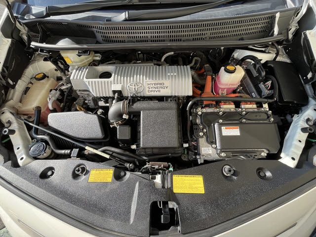 TOYOTA PRIUS Alpha 2012