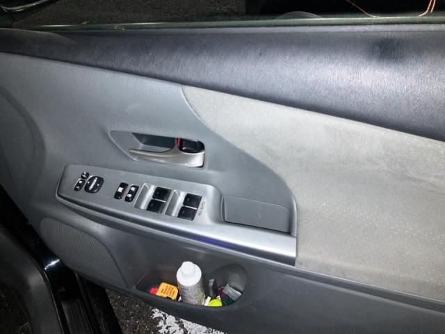 TOYOTA PRIUS Alpha 2012