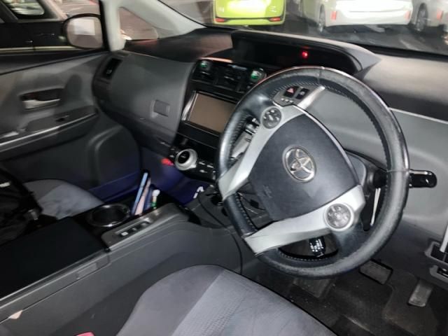 TOYOTA PRIUS Alpha 2012