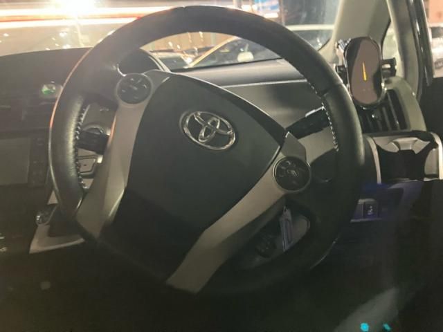 TOYOTA PRIUS Alpha 2012