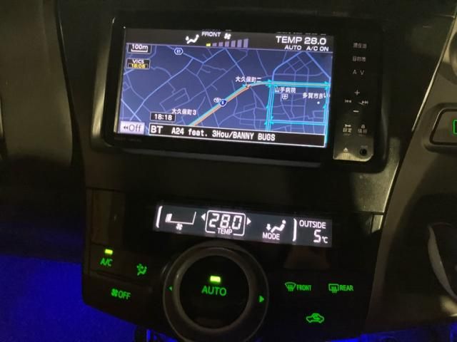 TOYOTA PRIUS Alpha 2012