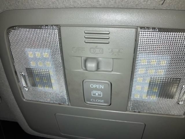 TOYOTA PRIUS Alpha 2012