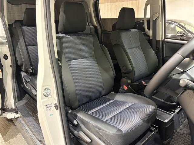 TOYOTA VOXY HYBRID 2016