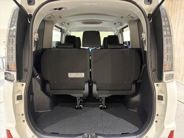 TOYOTA VOXY HYBRID 2016