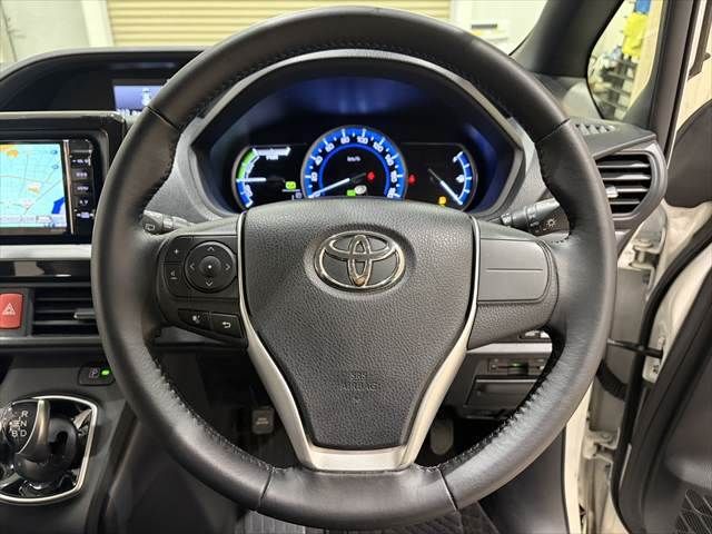 TOYOTA VOXY HYBRID 2016