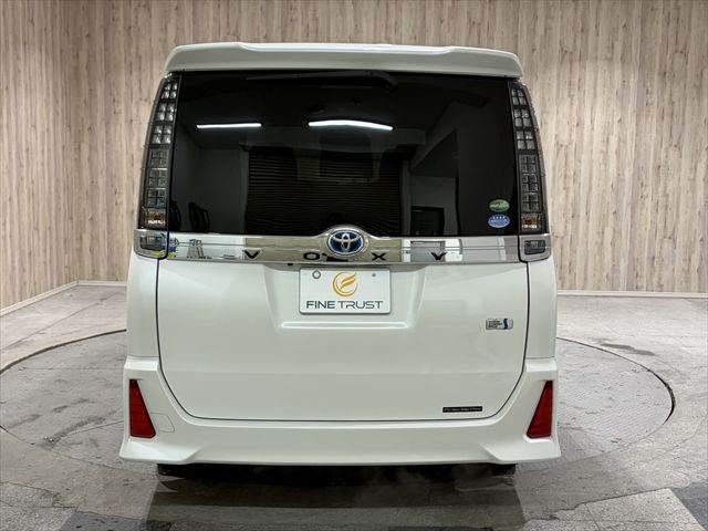 TOYOTA VOXY HYBRID 2016