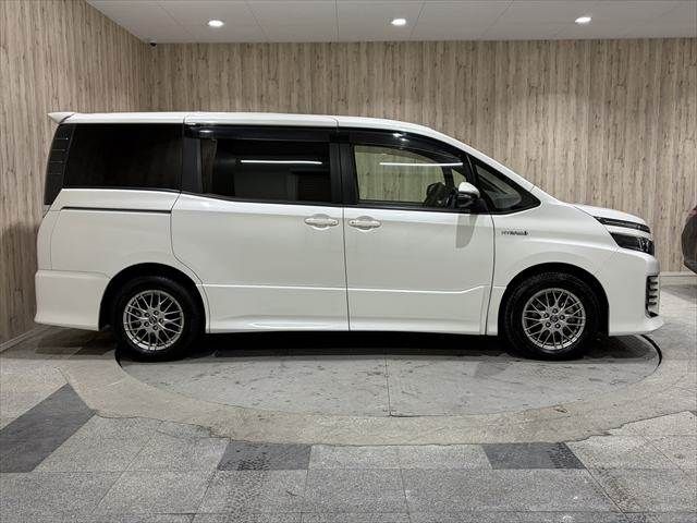 TOYOTA VOXY HYBRID 2016