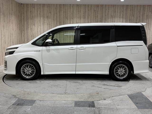 TOYOTA VOXY HYBRID 2016