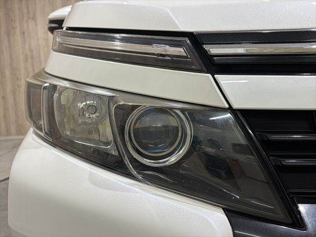 TOYOTA VOXY HYBRID 2016