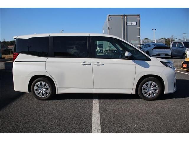 TOYOTA NOAH 2025