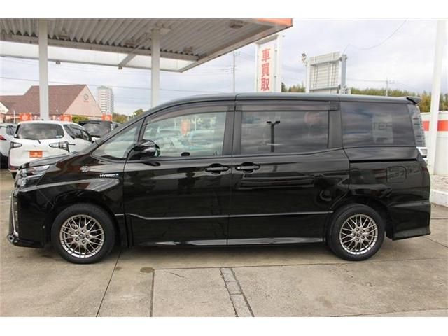 TOYOTA VOXY HYBRID 2017