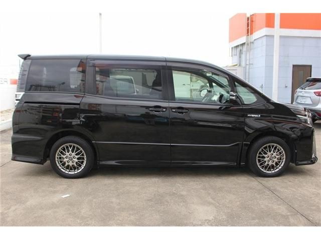 TOYOTA VOXY HYBRID 2017