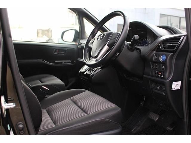 TOYOTA VOXY HYBRID 2017